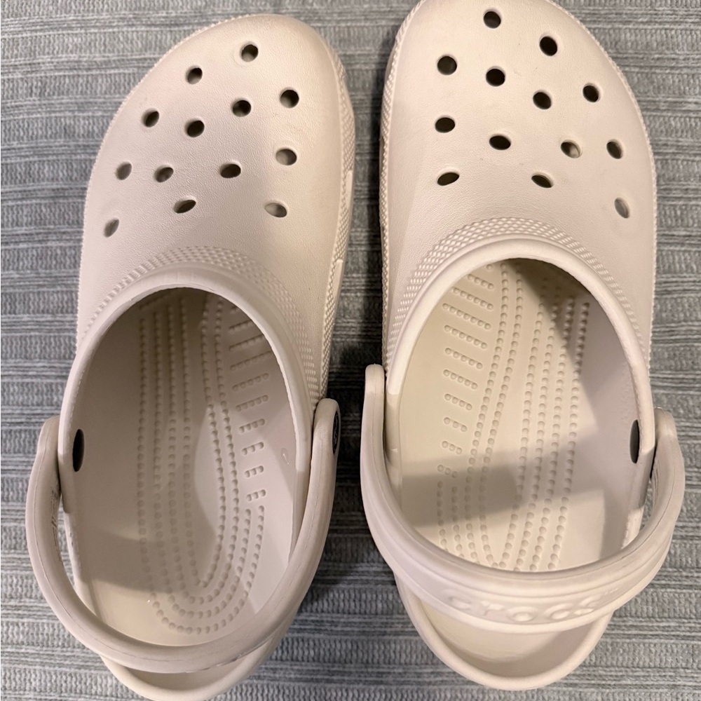 Creme Crocs Clogs. Size 7 Women/ 9 Men